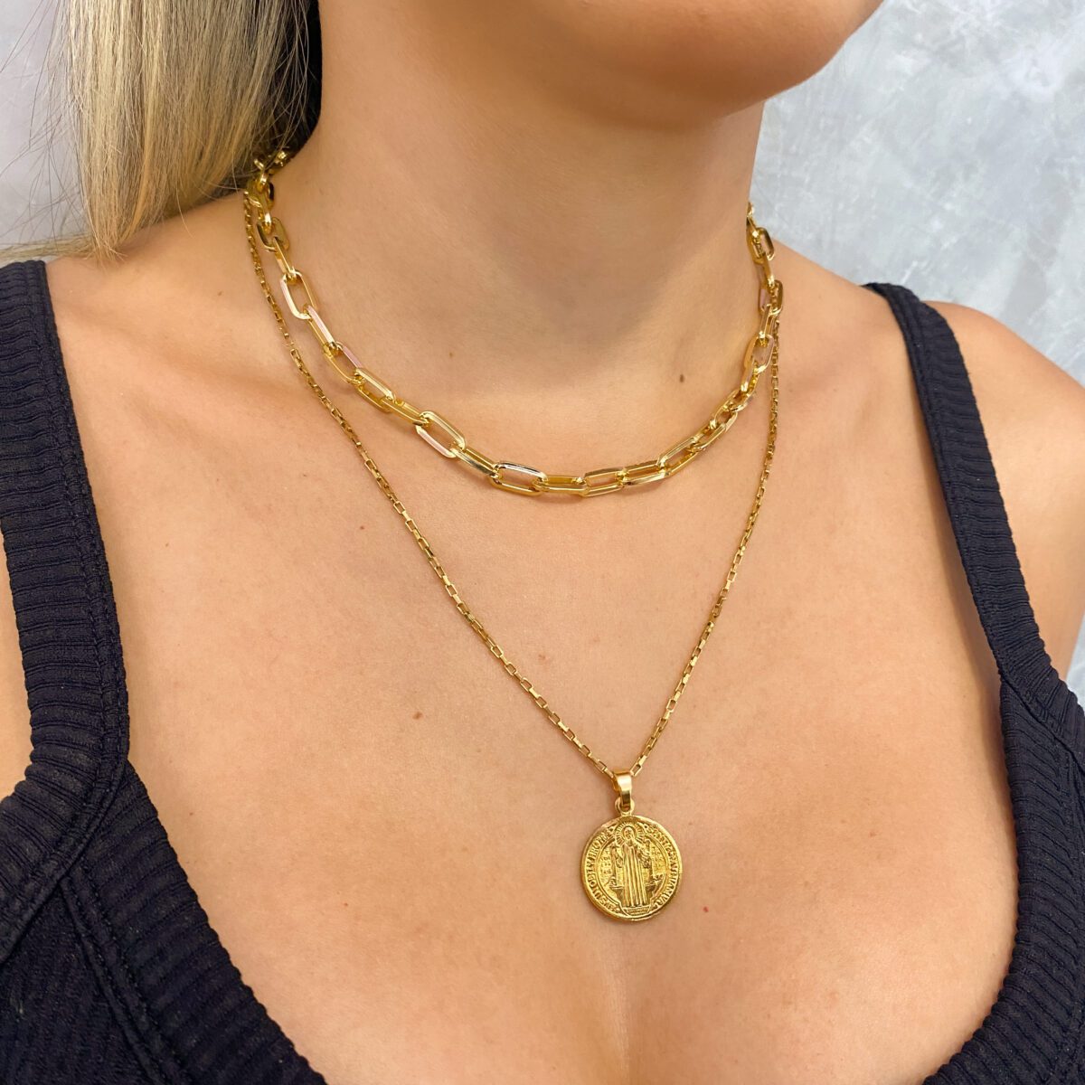 Colar duplo medalha de São Bento dourado - alumínio - Imagem 2