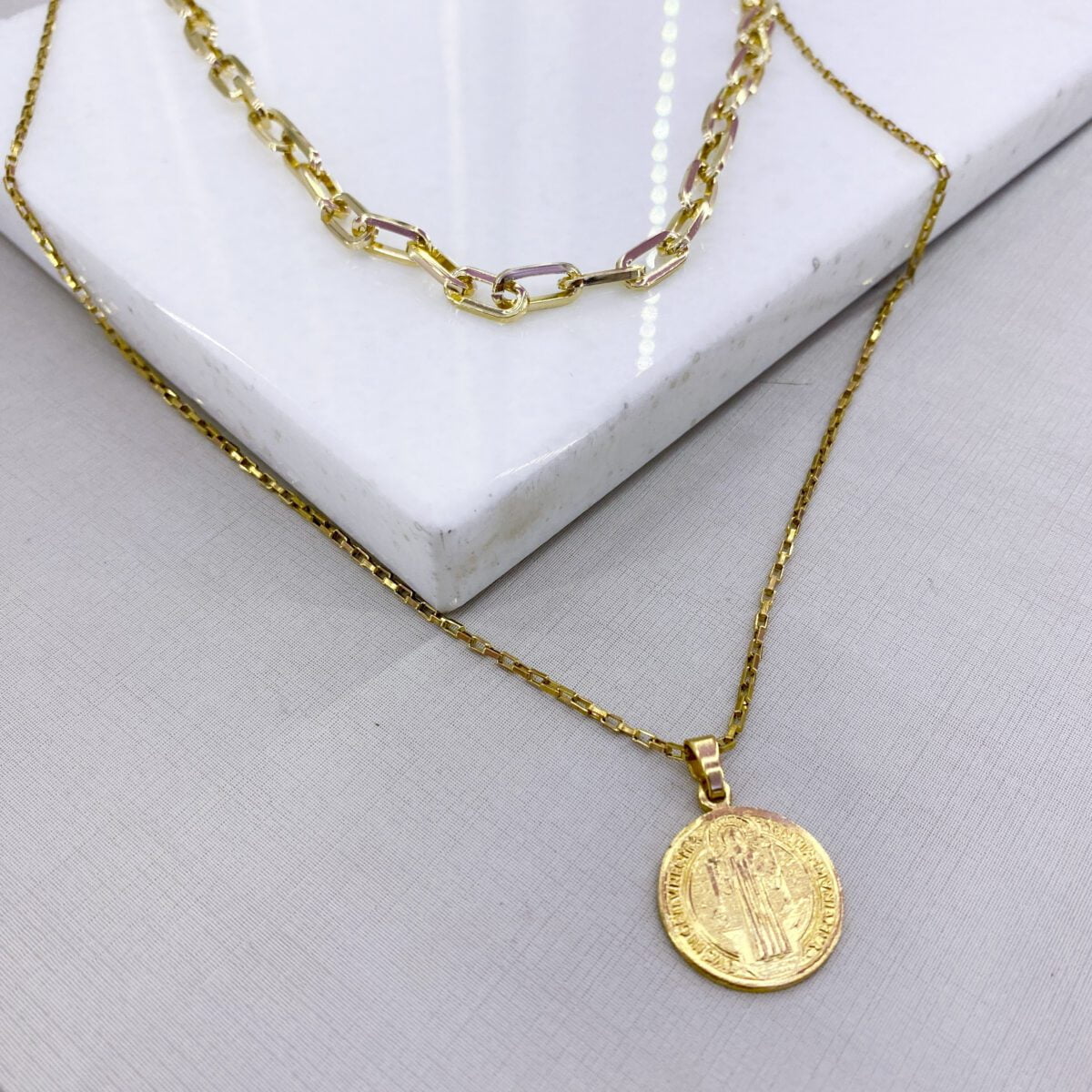 Colar duplo medalha de São Bento dourado - alumínio