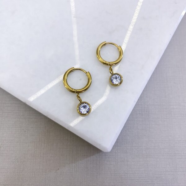 Brinco argolinha ponto de luz zircônia dourado – aço inoxidável